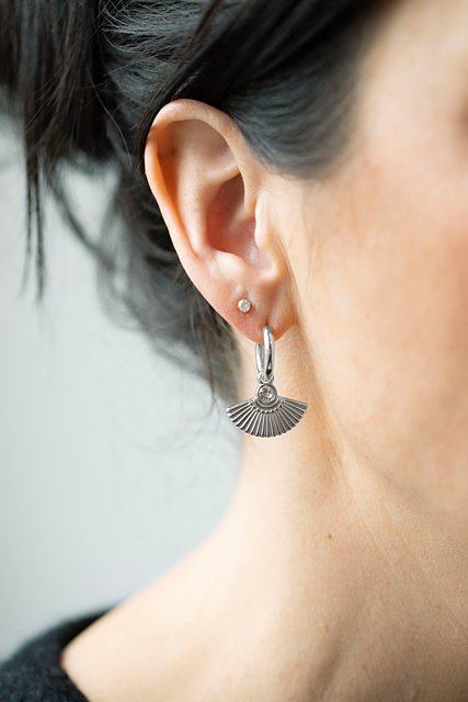 ANTLER FAN HUGGIE EARRING - SILVER