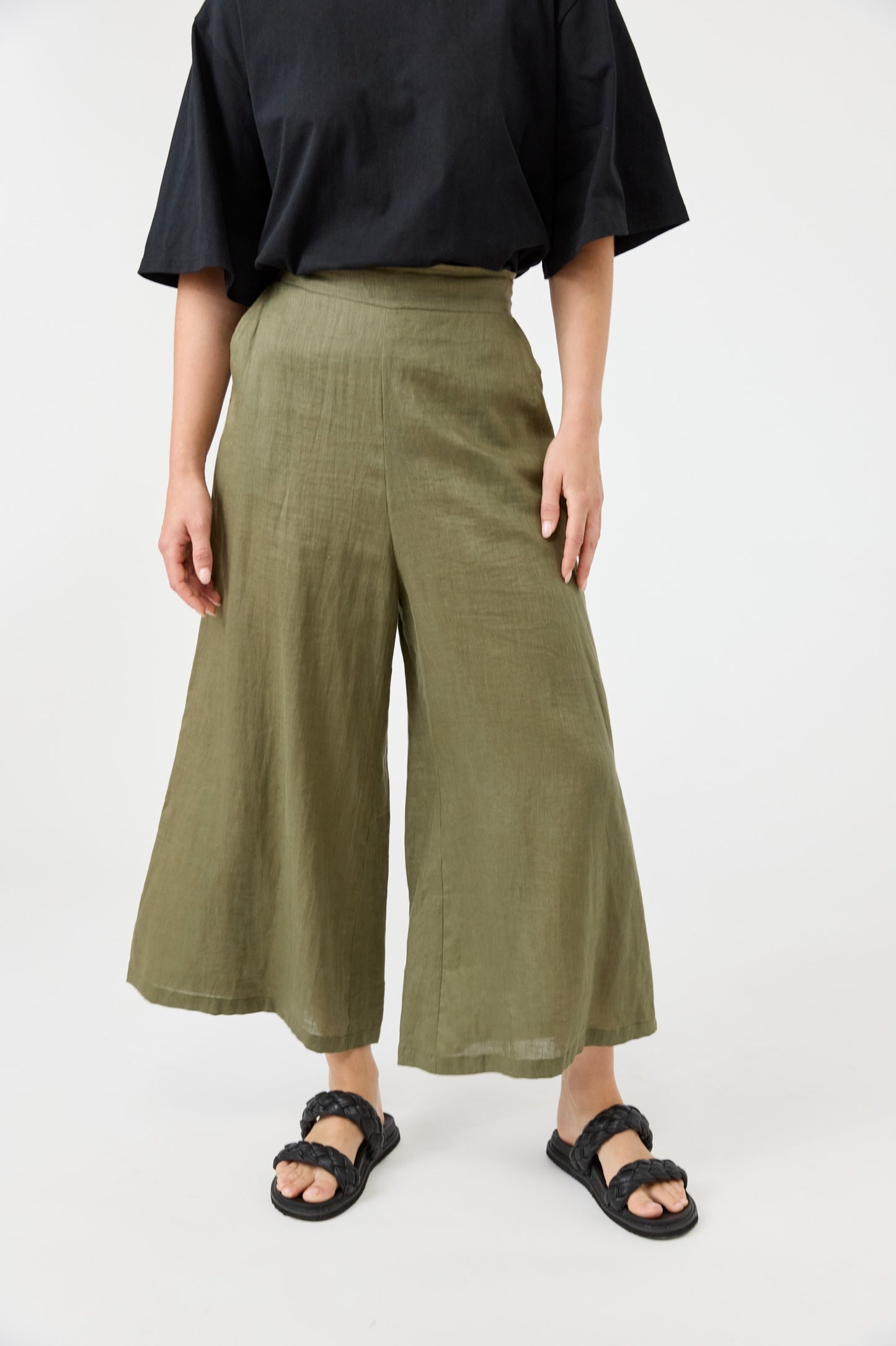 EB & IVE STUDIO CROP PANT - KHAKI