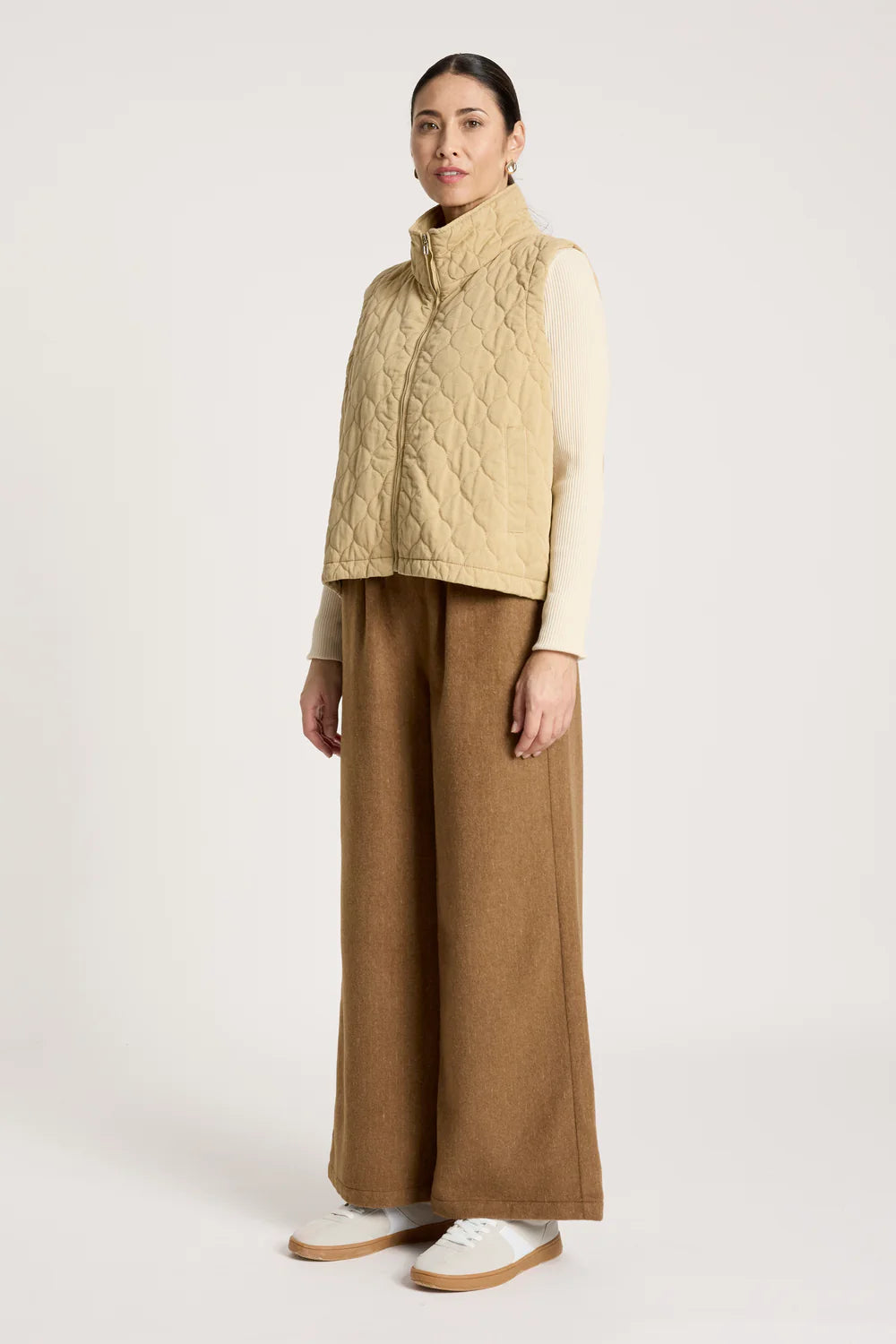 EB & IVE - SANSI QUILTED CROP VEST - DUNE