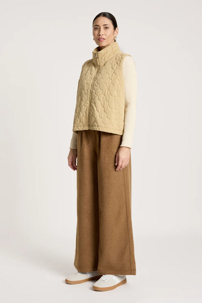 EB & IVE - SANSI QUILTED CROP VEST - DUNE