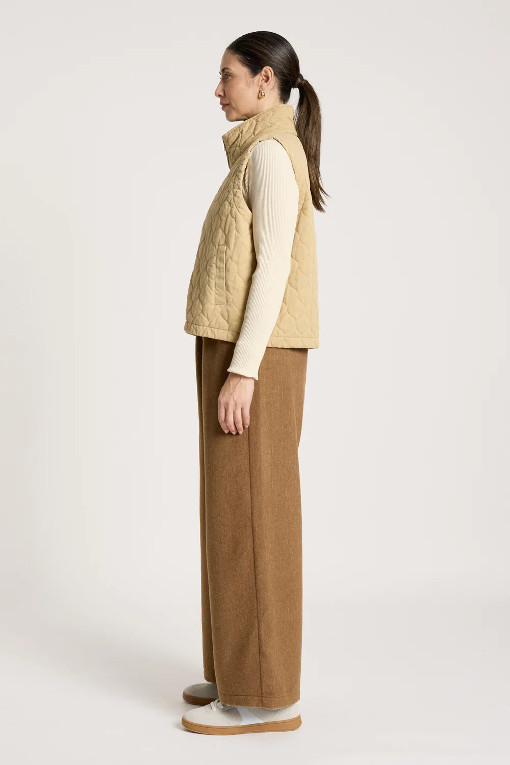 EB & IVE - SANSI QUILTED CROP VEST - DUNE