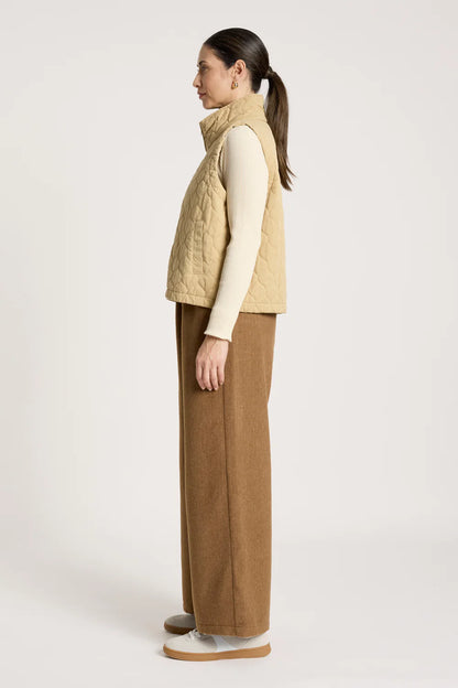 EB & IVE - SANSI QUILTED CROP VEST - DUNE