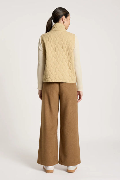 EB & IVE - SANSI QUILTED CROP VEST - DUNE