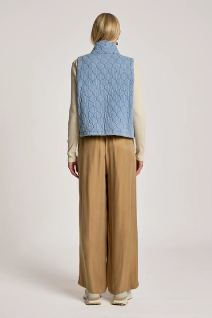 EB & IVE - SANSI QUILTED CROP VEST - DENIM