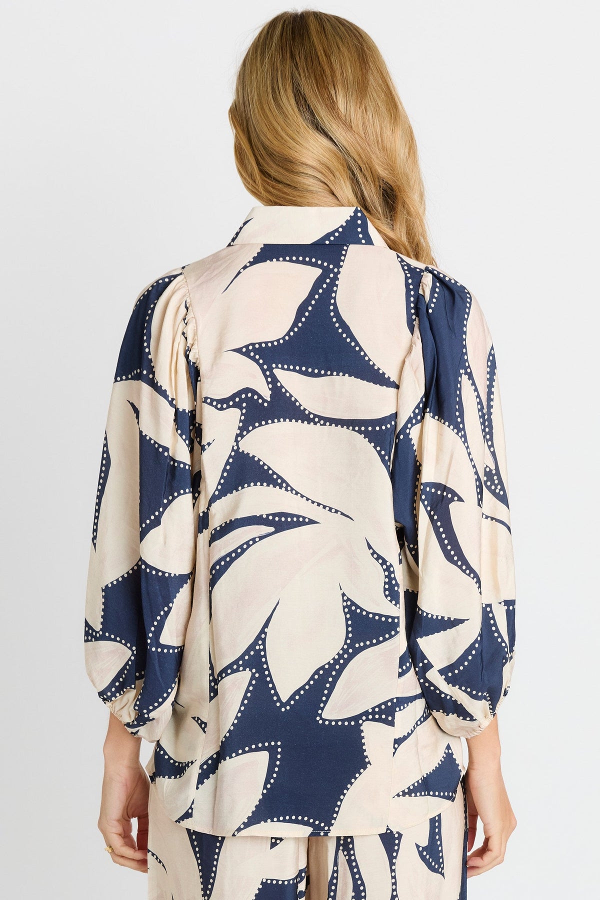 BETTY BASICS NOVA SHIRT - NAVY FLORAL PRINT