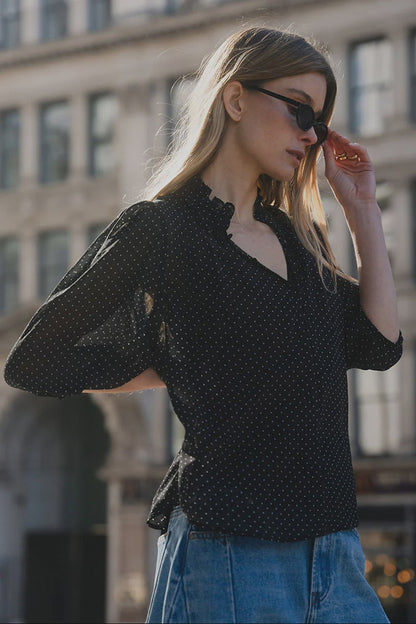 IVY & JACK CLOSURE SS TOP - BLACK MINI POLKA DOT