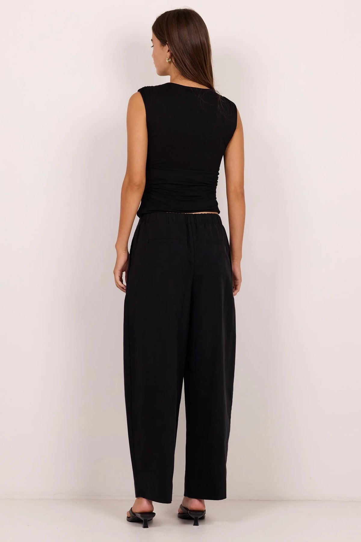 STORIES BE TOLD MANIFESTO BARREL LEG JEANS - BLACK