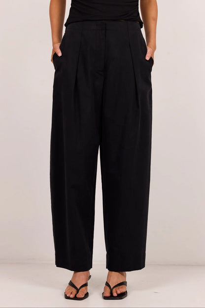 STORIES BE TOLD MANIFESTO BARREL LEG JEANS - BLACK