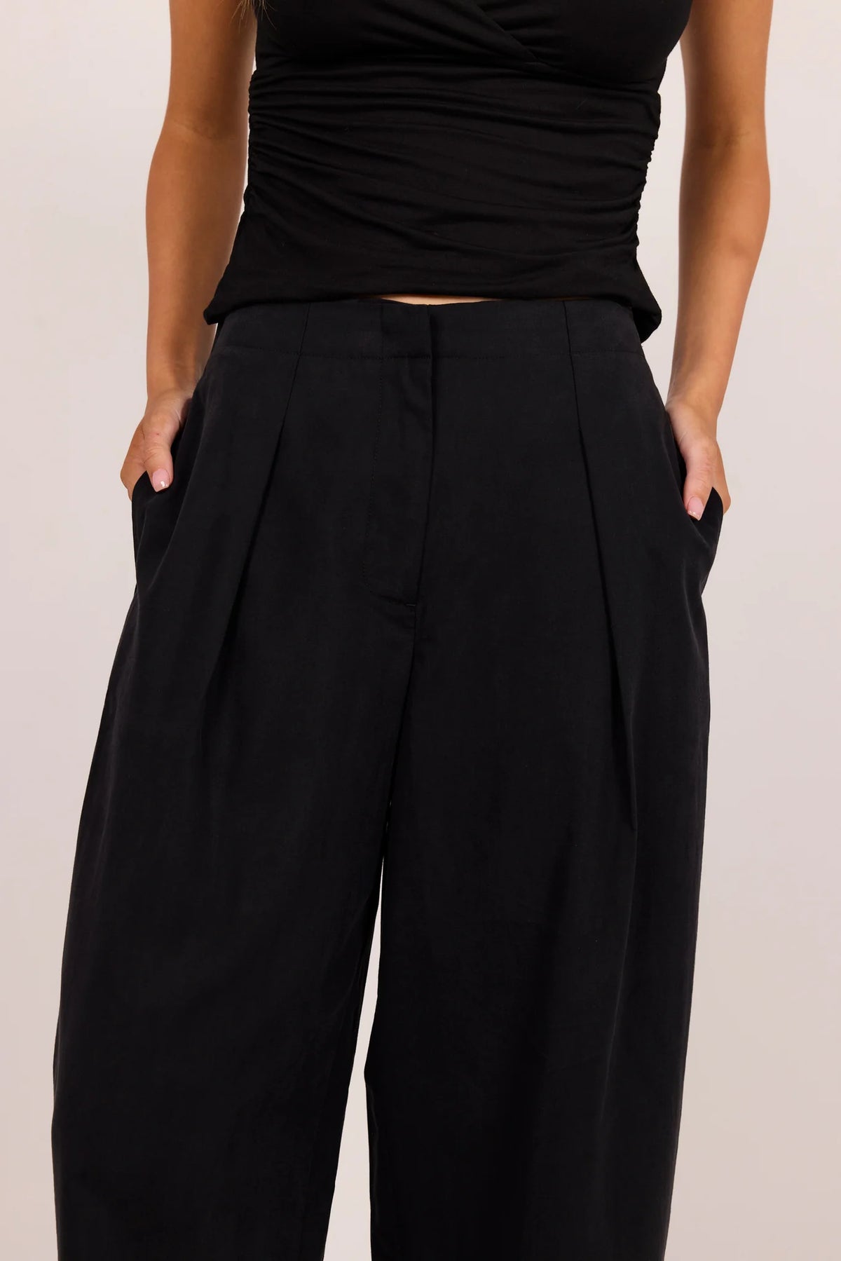 STORIES BE TOLD MANIFESTO BARREL LEG JEANS - BLACK