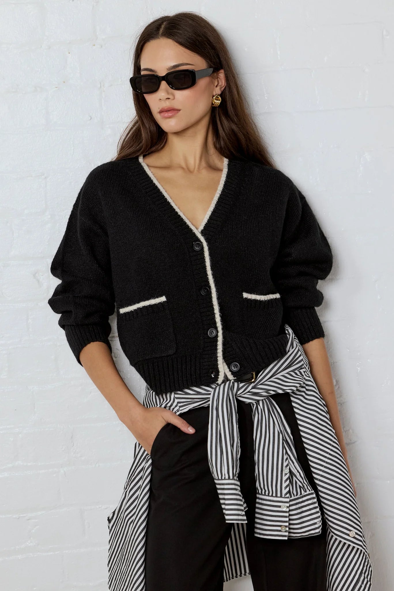 IVY & JACK RAPPORT V NECK CARDIGAN - BLACK