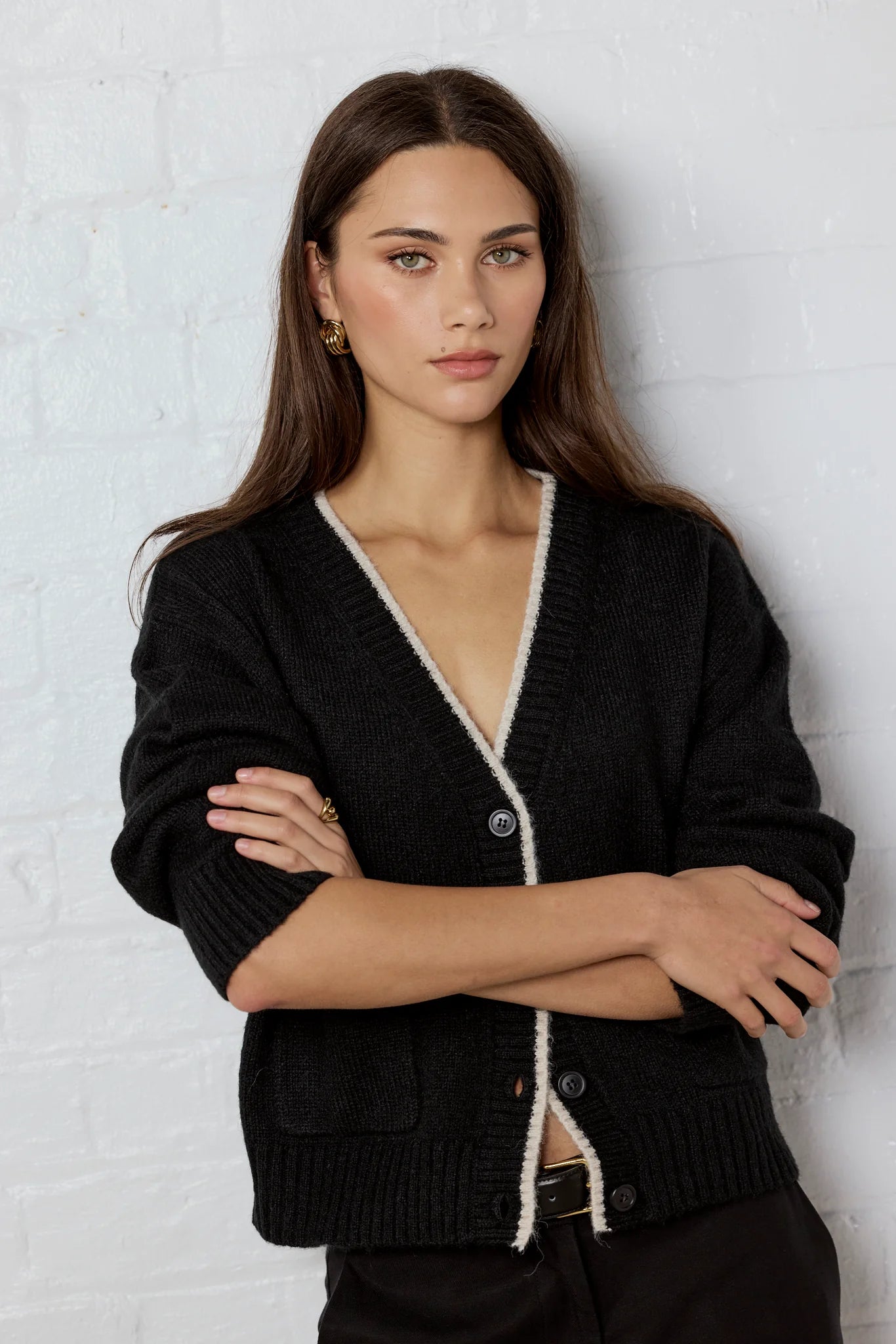 IVY & JACK RAPPORT V NECK CARDIGAN - BLACK