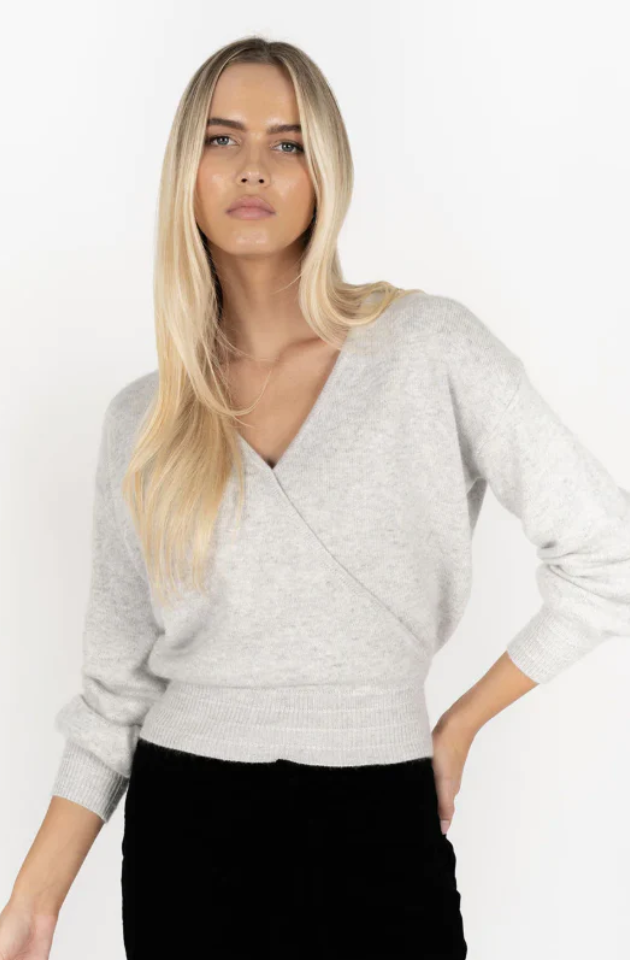 HUMIDITY LIFESTYLE MIKA WRAP TOP - LIGHT GREY - HW25200