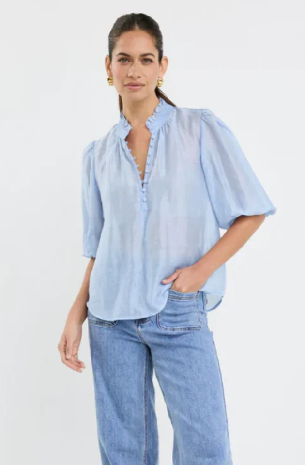 IVY & JACK CLOSURE S/S TOP - PALE BLUE