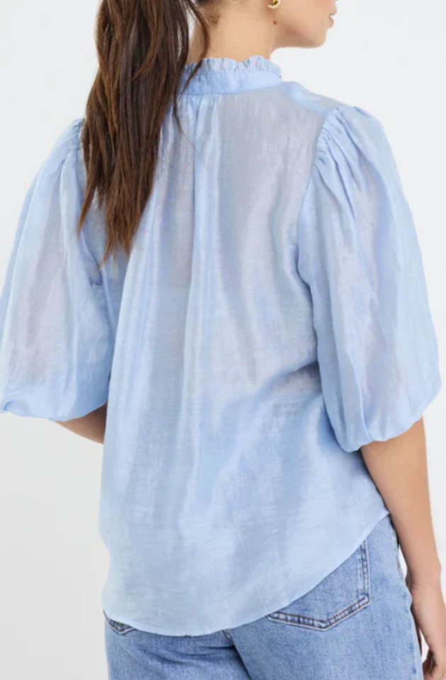 IVY & JACK CLOSURE S/S TOP - PALE BLUE
