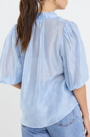 IVY & JACK CLOSURE S/S TOP - PALE BLUE