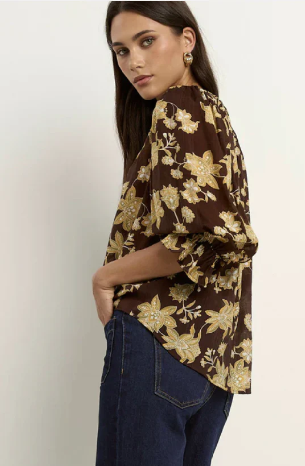IVY & JACK CANDID FLORAL S/S TOP - CHOCOLATE KHAKI FLORAL