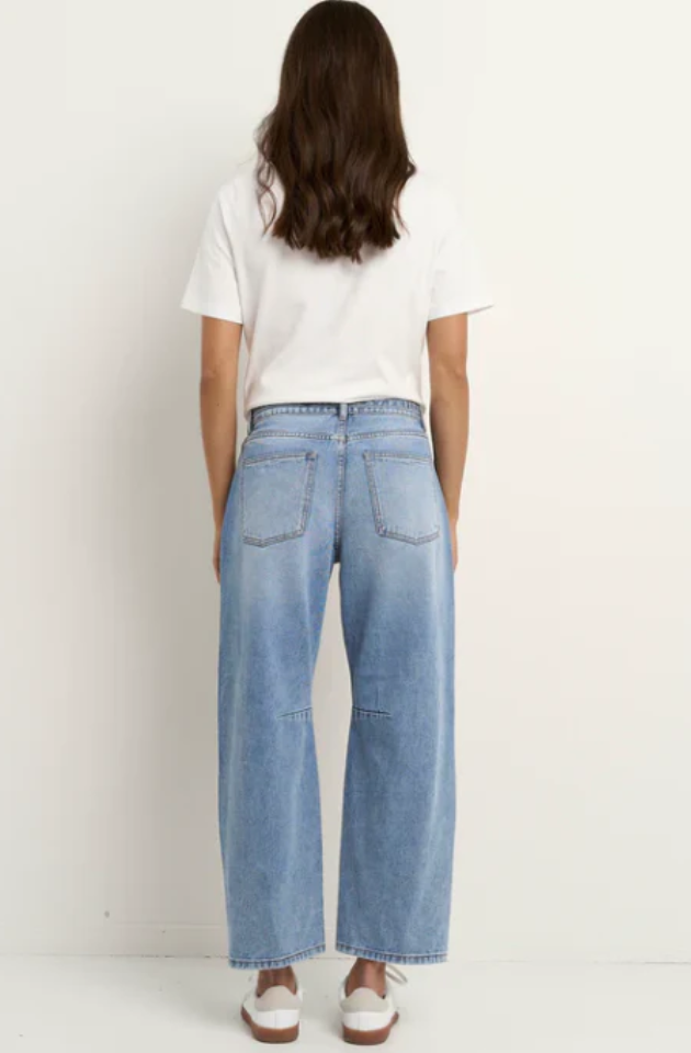 STORIES TO BE TOLD CAMPUS BARREL JEANS - LIGHT BLUE