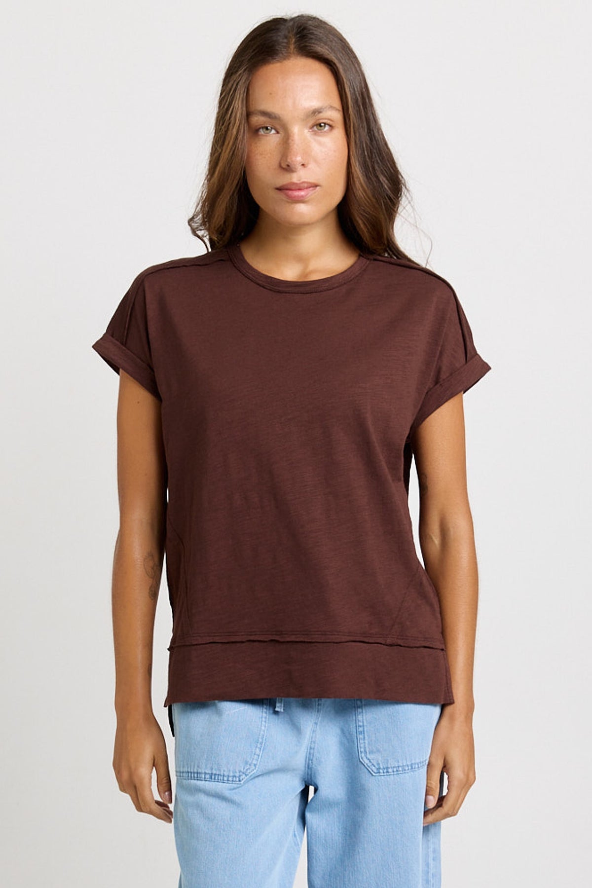 BETTY BASICS SHIRLEY S/S TEE - CHOCOLATE BROWN