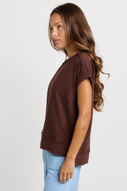 BETTY BASICS SHIRLEY S/S TEE - CHOCOLATE BROWN
