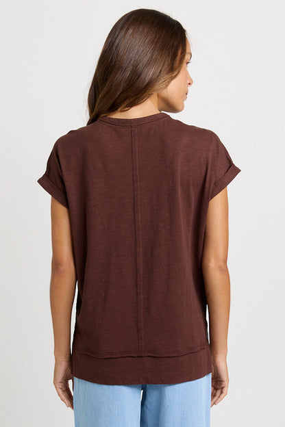 BETTY BASICS SHIRLEY S/S TEE - CHOCOLATE BROWN