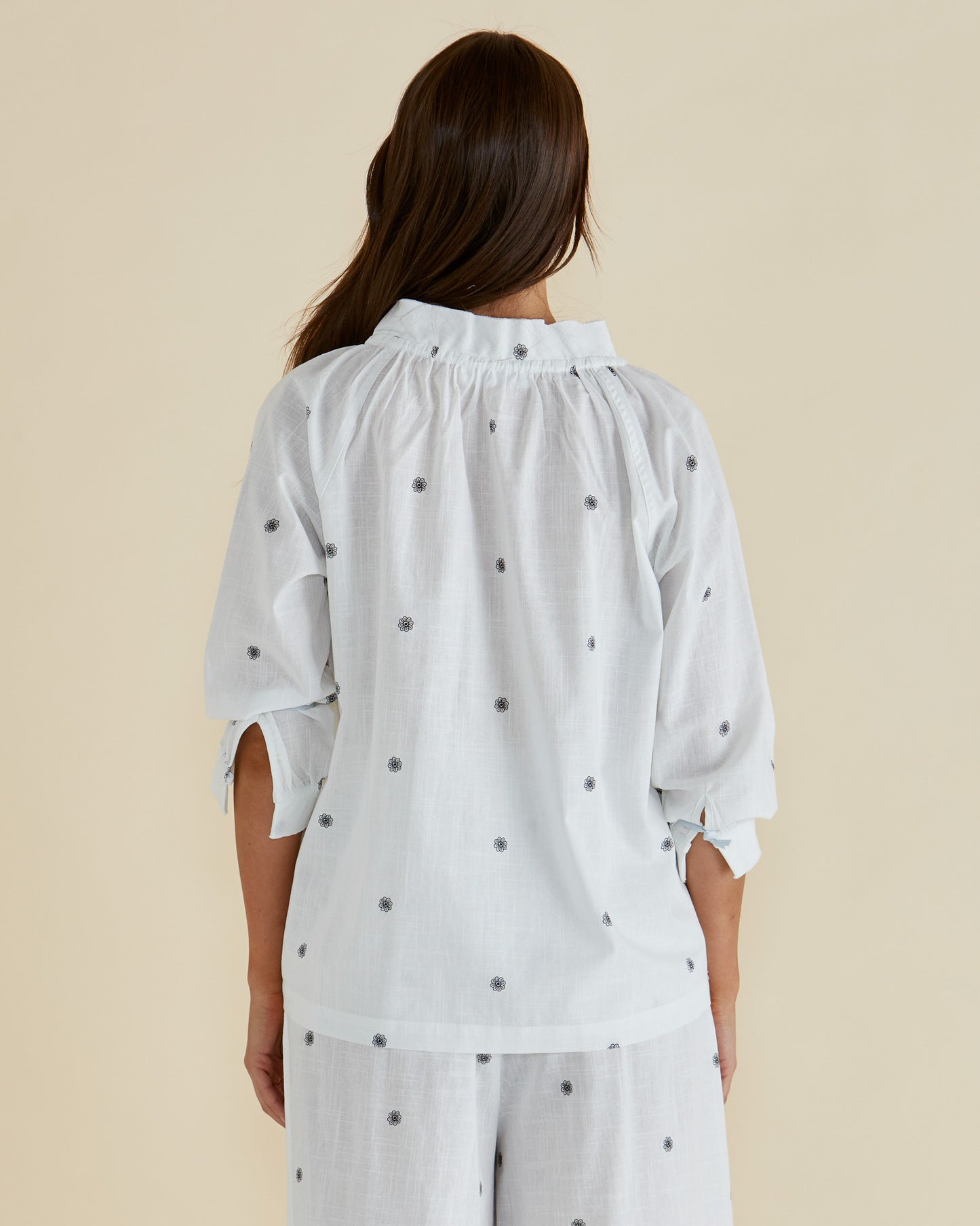 BETTY BASICS CHARLI BLOUSE - BLACK FLORAL PRINT